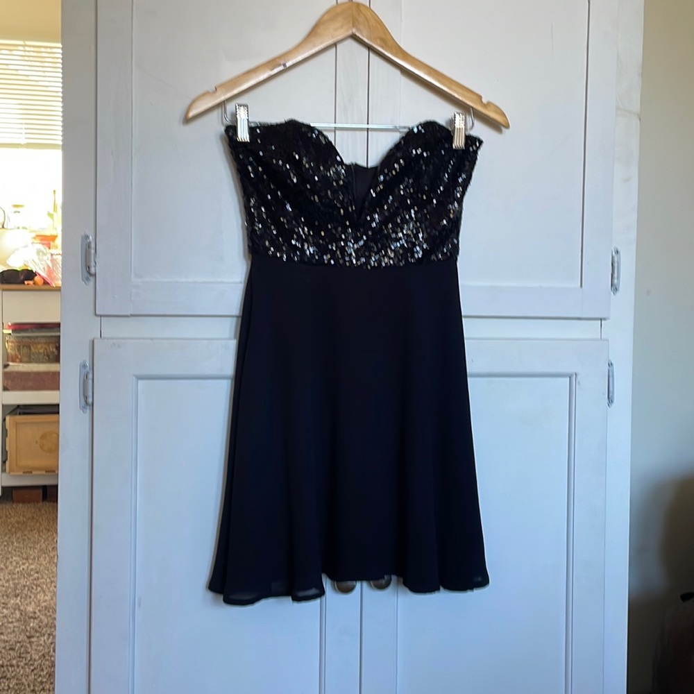 Night out with the girls! Cute black sequins Tobi dress size Small